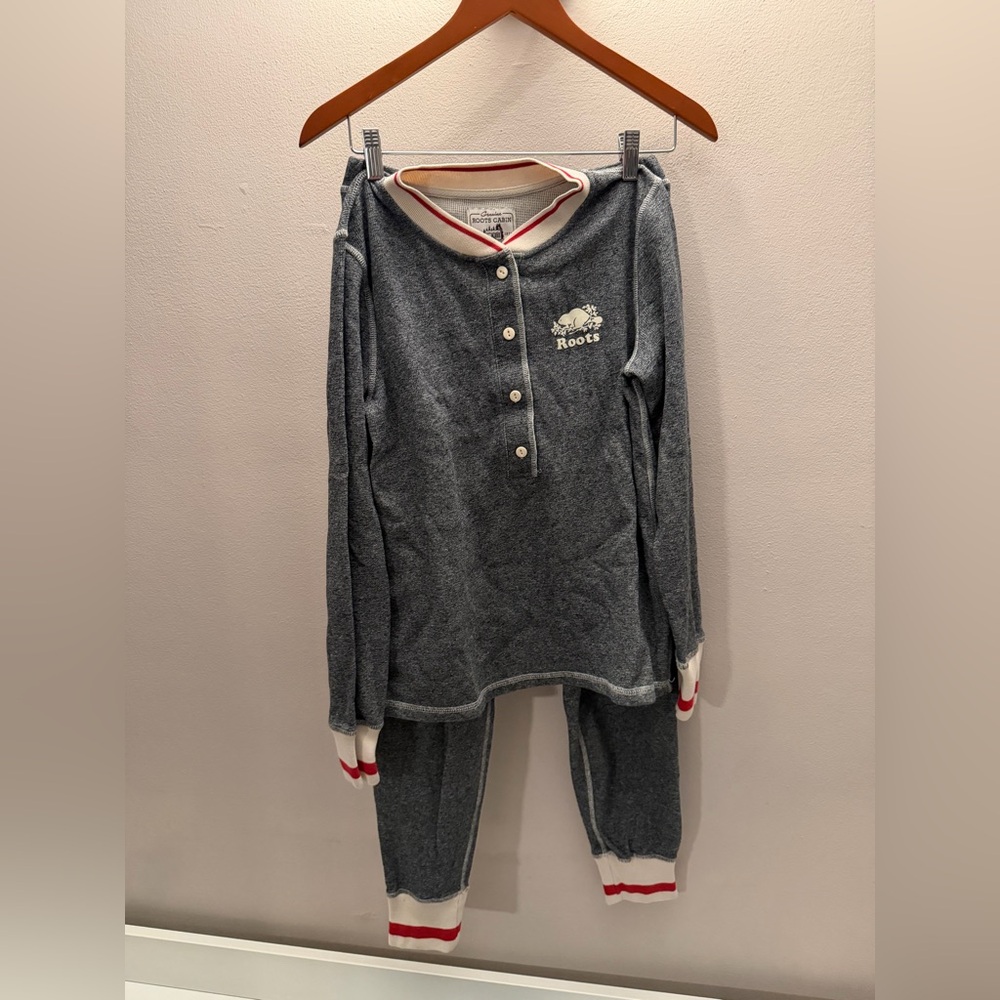 Roots Cabin‎ Gray and Red Knit Top